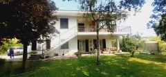 Villa Bifamigliare con giardino.